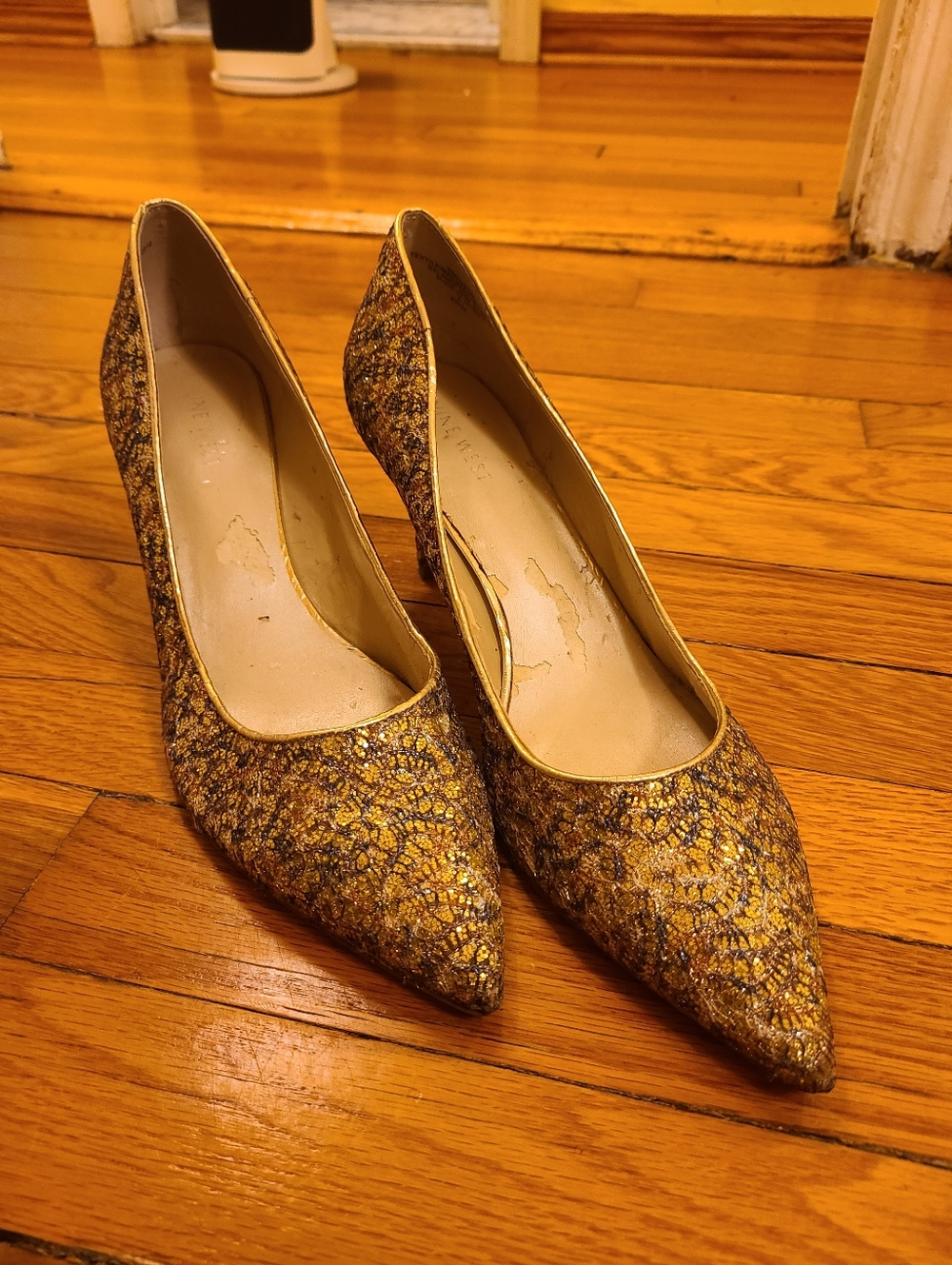 Gold Sparkle Pointed-Toe Women's Pumps. 8.5